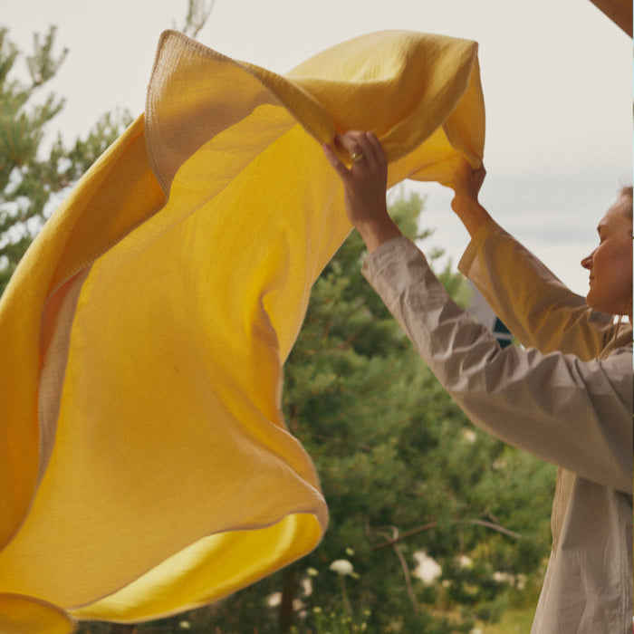 lady showing bearaby lemon icing muslin blanket for adults